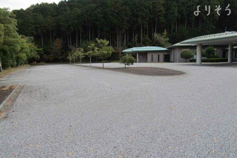 丹波市氷上斎場の駐車場写真です（2枚目）