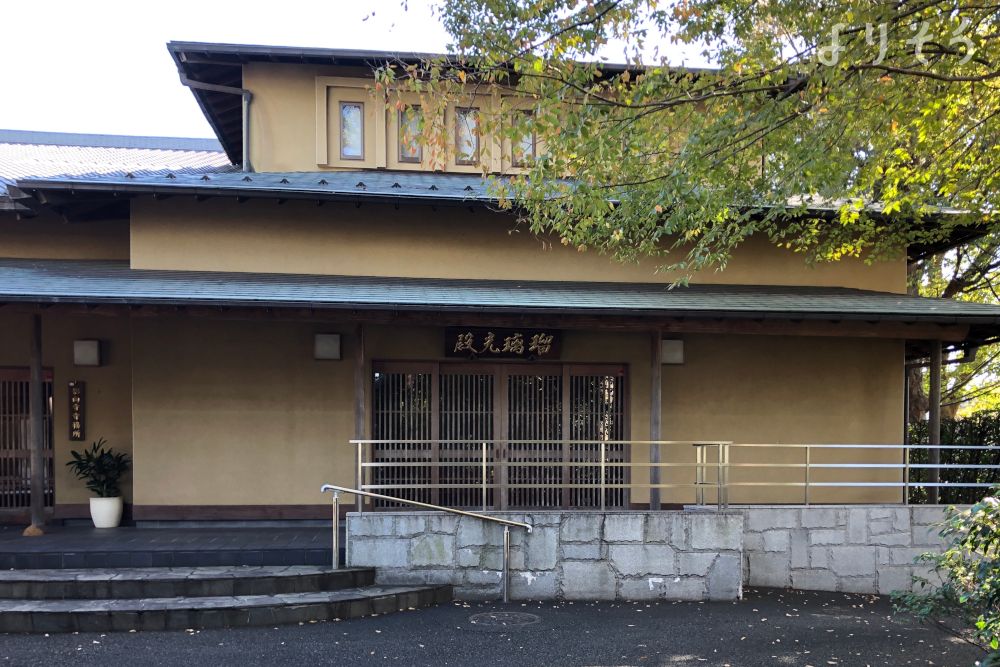 影向寺 瑠璃光殿の外観写真です（2枚目）