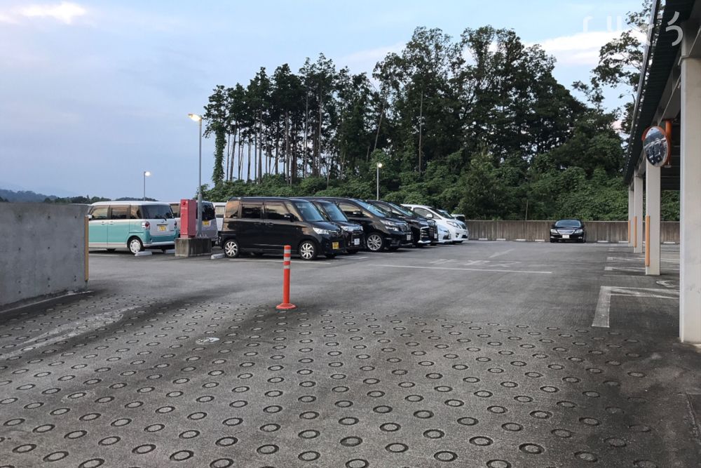 亀山市斎場の駐車場写真です（1枚目）