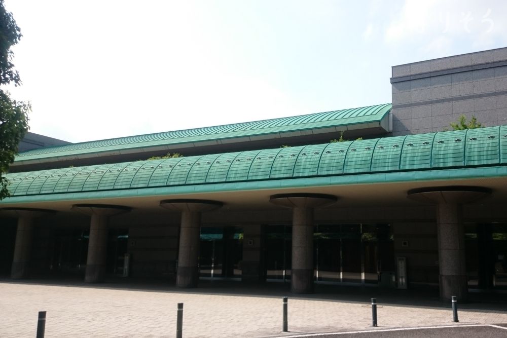 府中市立府中の森市民聖苑の外観写真です（2枚目）