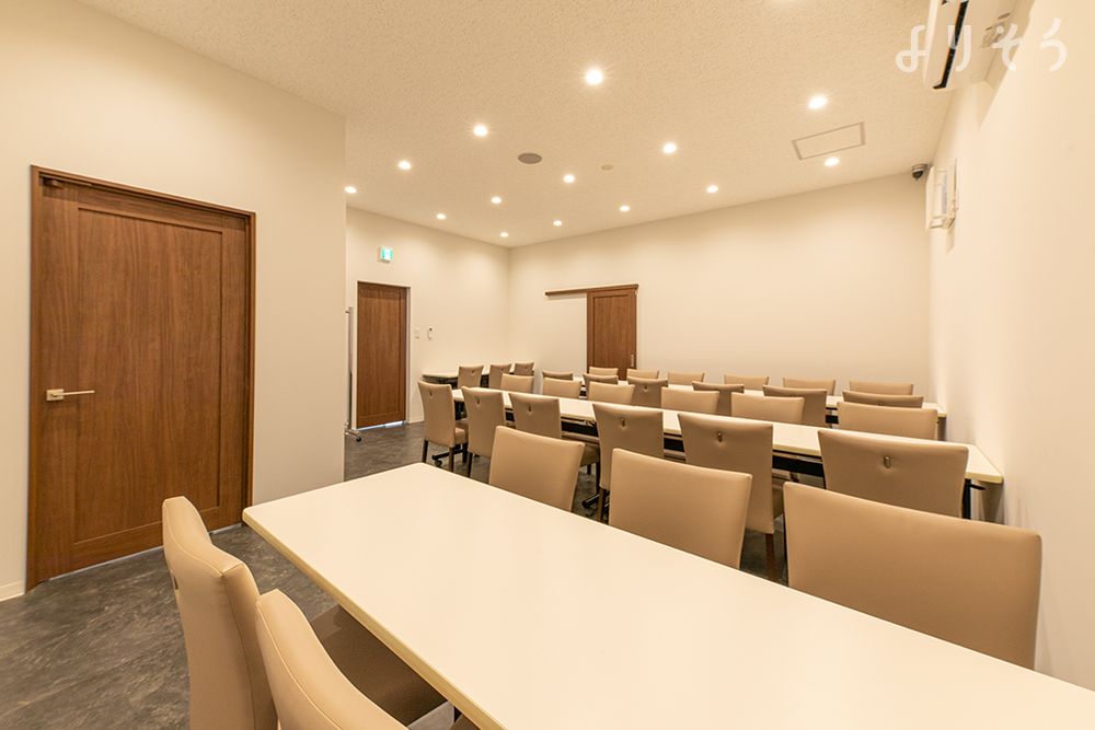 よりそう提携斎場(神奈川県横浜市保土ケ谷区西谷3-2-34)のお清め所（会食室）写真です