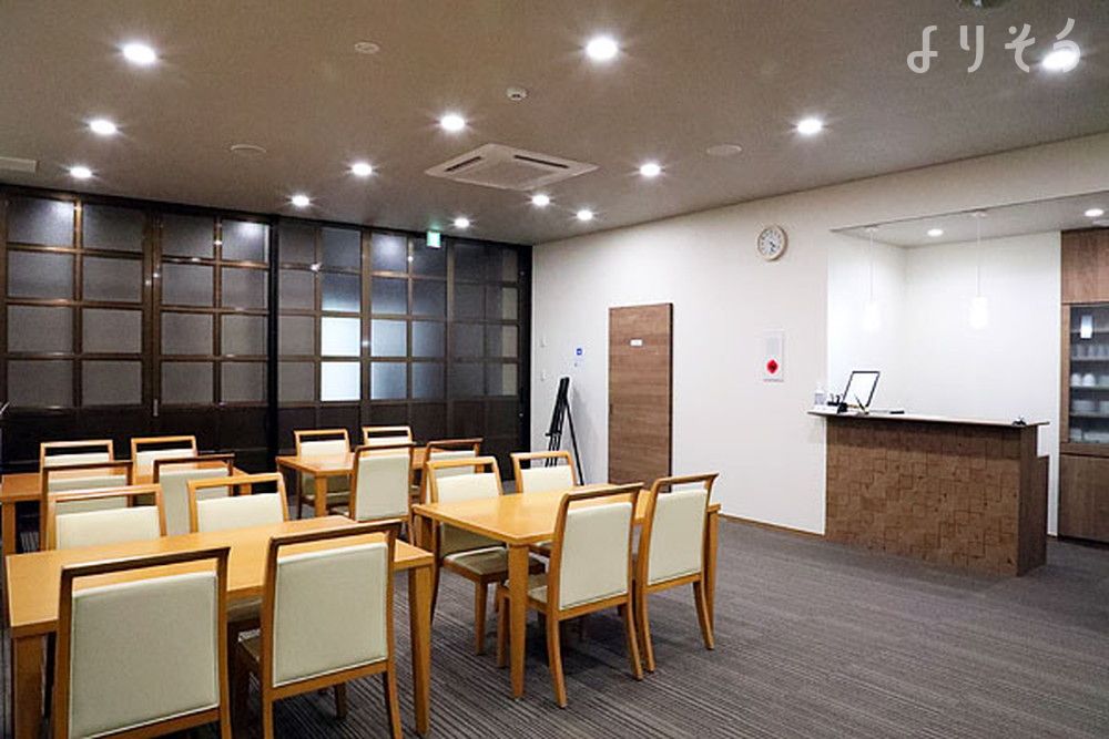 よりそう提携斎場(長崎県長崎市大井手町44-2)の会食室写真です