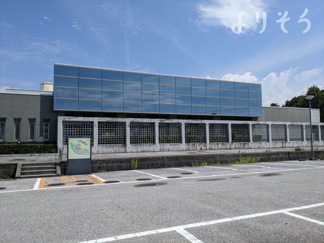 香南斎場の駐車場写真です（1枚目）