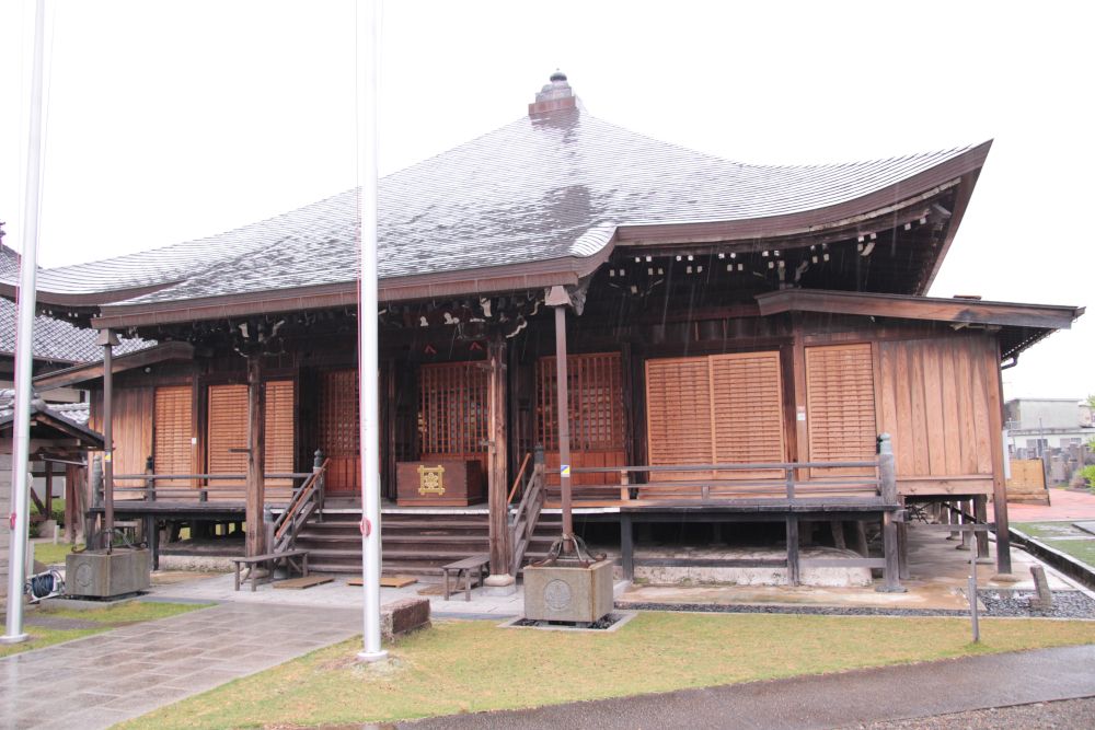 實成寺会館の外観写真です（2枚目）