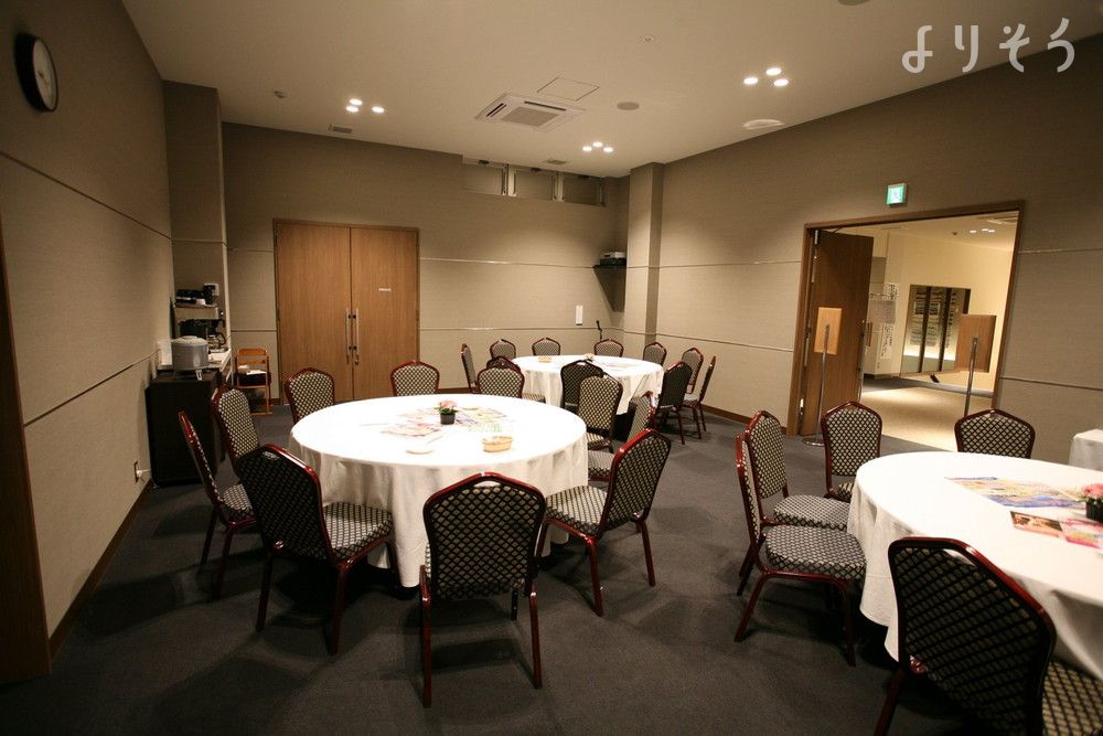 よりそう提携斎場(新潟県加茂市栄町2-11)のお清め所（会食室）写真です