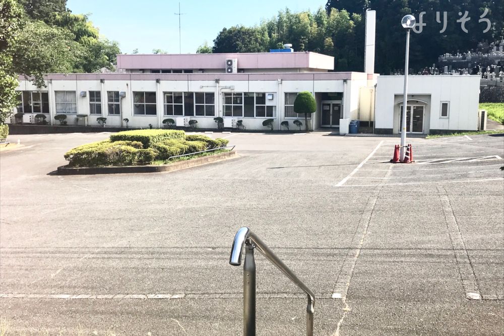 日立市金沢葬祭場の駐車場写真です（1枚目）