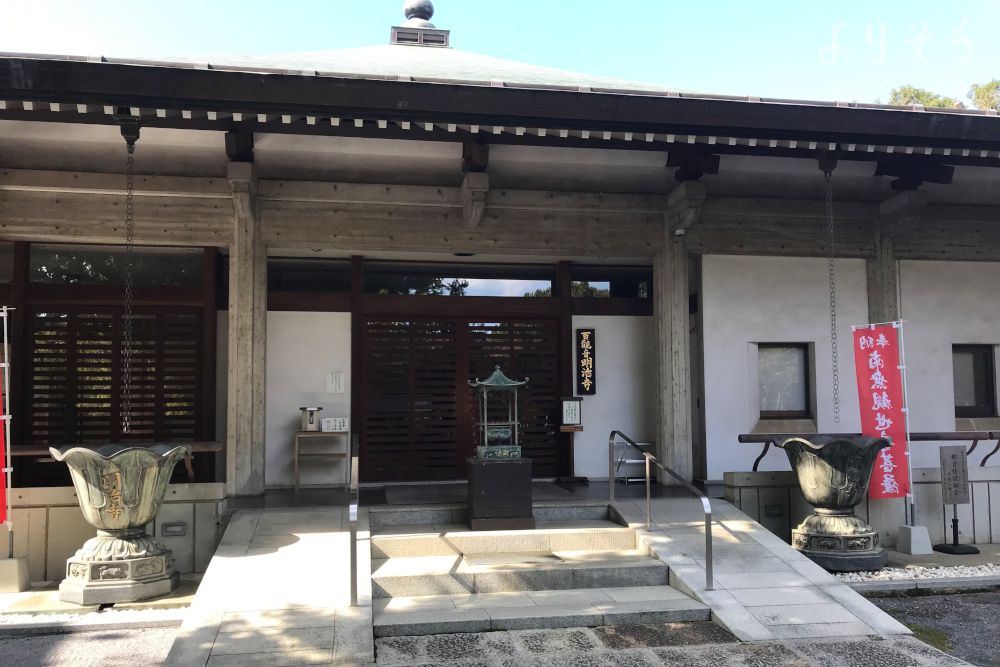 明治寺の外観写真です（2枚目）