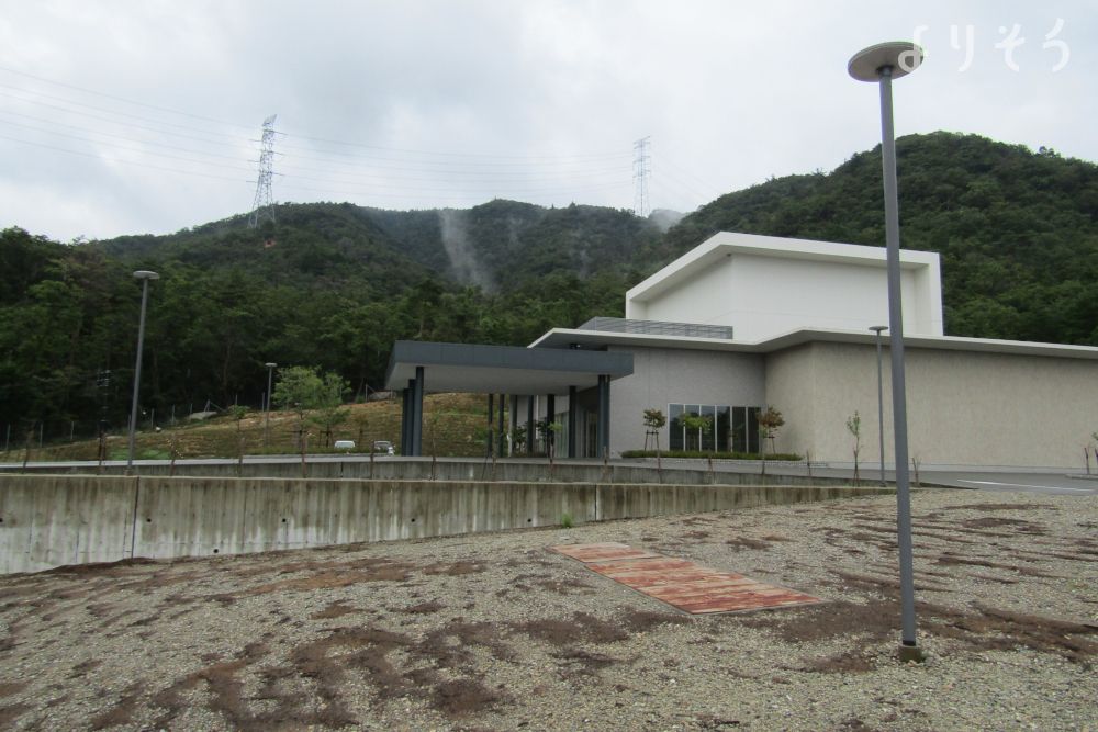 能勢町営斎場の外観写真です（3枚目）