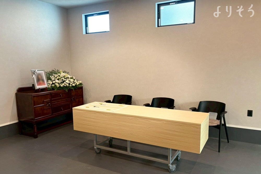 小さな小さな火葬式の塩川 小川町市民福祉斎場の祭壇写真です（2枚目）