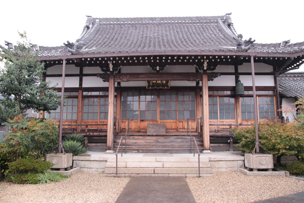 建宗寺ホールの外観写真です（3枚目）