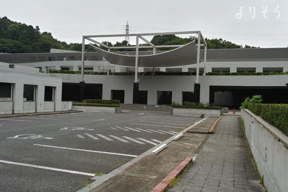 横浜市北部斎場の駐車場写真です（1枚目）