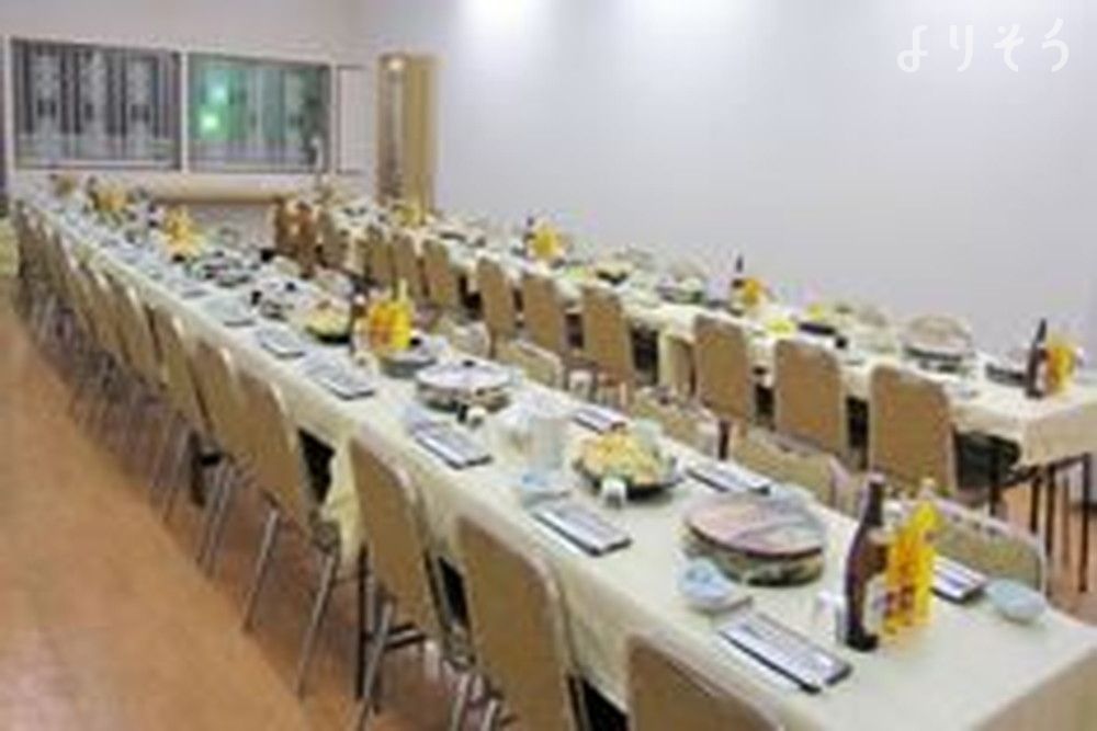 かのと葬祭坂戸セレモニーホールのお清め所（会食室）写真です