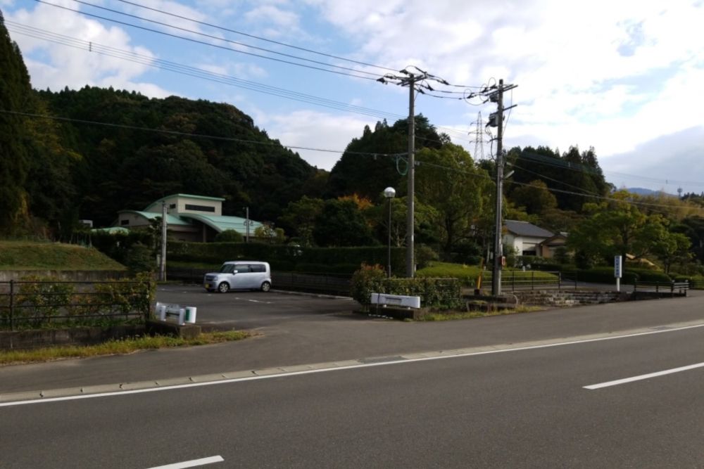 相知厳木斎場の駐車場写真です（1枚目）