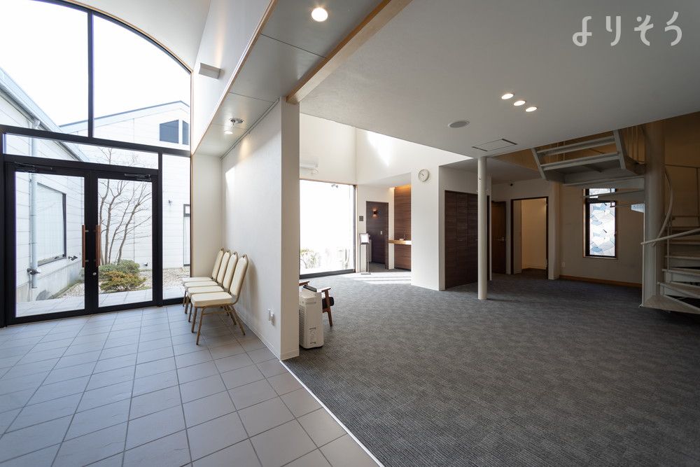 家族葬ホール 東大屋のエントランス写真です（2枚目）