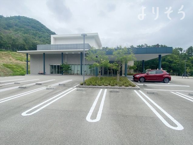 能勢町営斎場の駐車場写真です（1枚目）