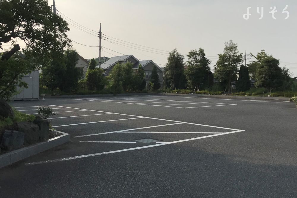 緑山メモリアルホールの駐車場写真です（1枚目）