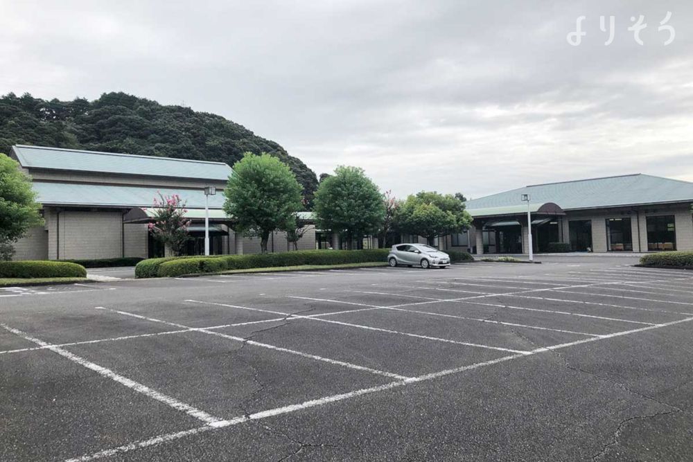 島田市斎場の駐車場写真です