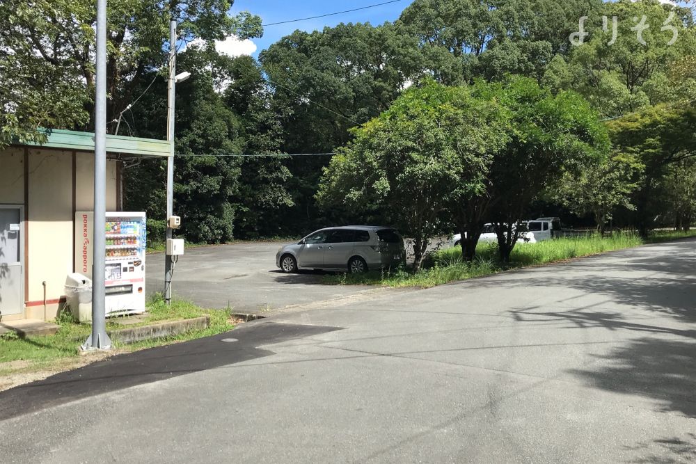 松阪市篠田山斎場の駐車場写真です（1枚目）