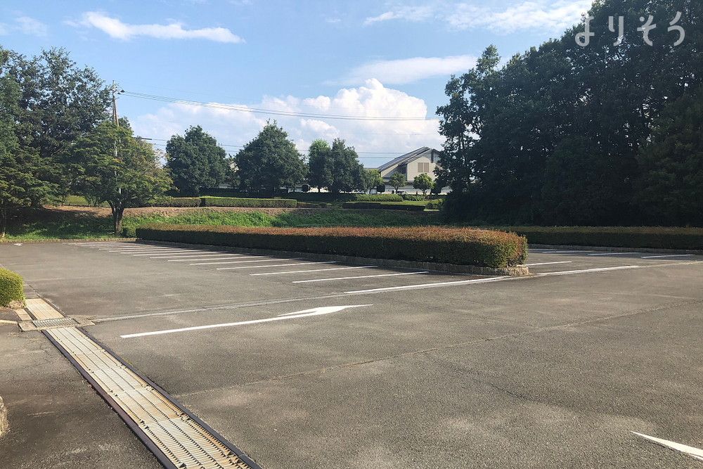 すみれヶ丘聖苑の駐車場写真です（2枚目）