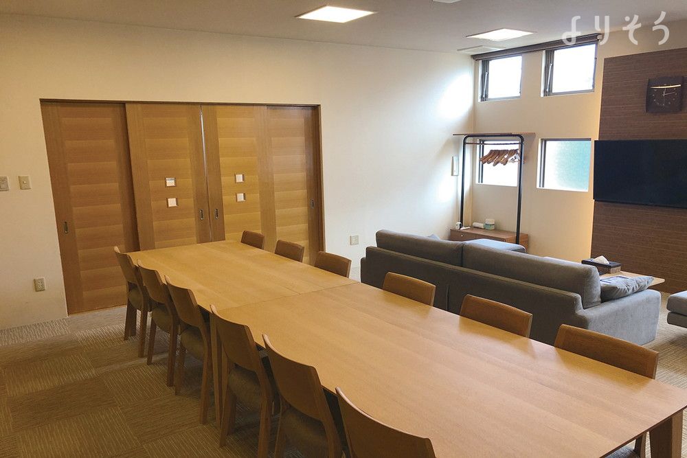 自由な家族葬 千の風 池田ホールのお清め所（会食室）写真です
