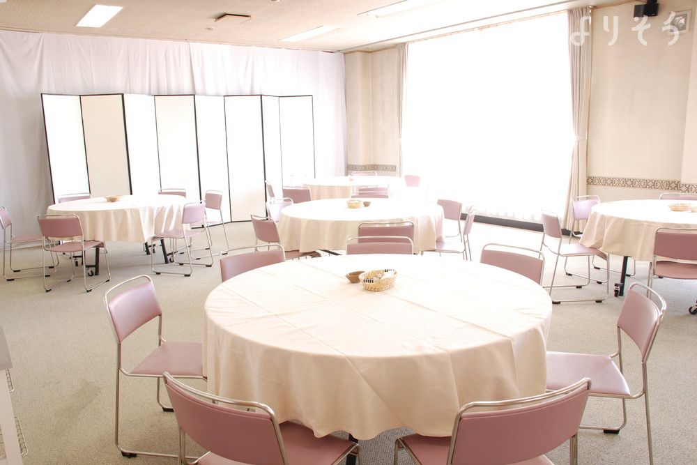 よりそう提携斎場(新潟県新潟市江南区東船場4-3-9)のお清め所（会食室）写真です