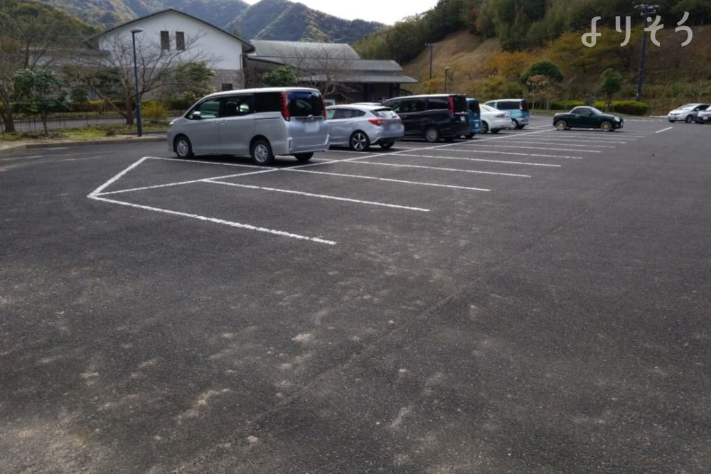萩やすらぎ苑斎場の駐車場写真です（1枚目）