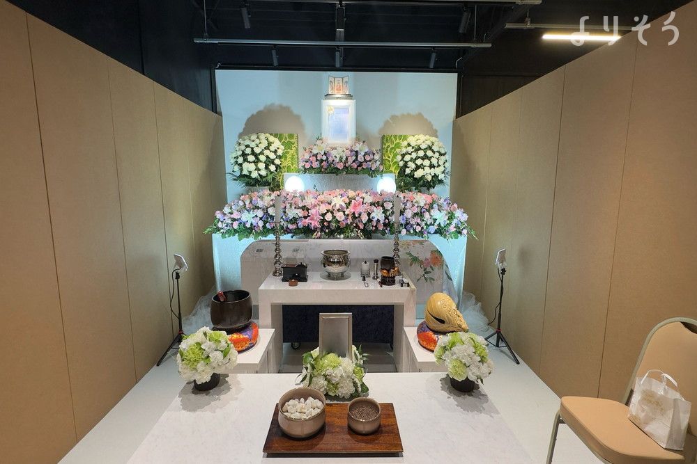 鴨居家族葬儀ホールの祭壇写真です（2枚目）