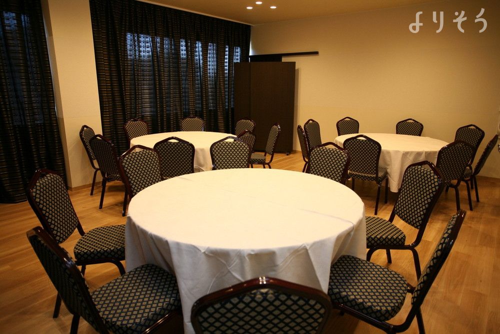 よりそう提携斎場(新潟県新潟市秋葉区新津4543-2)のお清め所（会食室）写真です