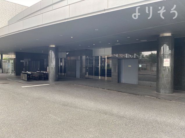 大阪市立鶴見斎場のエントランス写真です（2枚目）