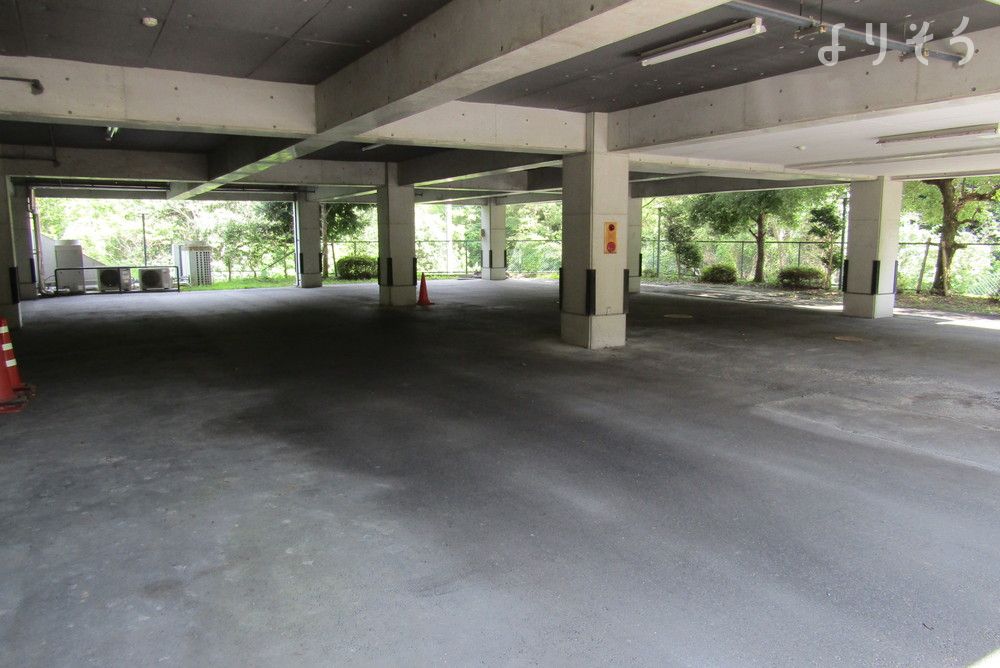 猪名川霊照苑の駐車場写真です（1枚目）