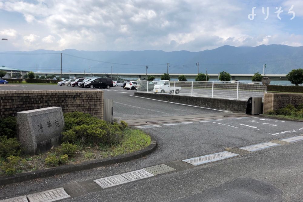 養老町役場 斎苑清華苑の駐車場写真です（1枚目）